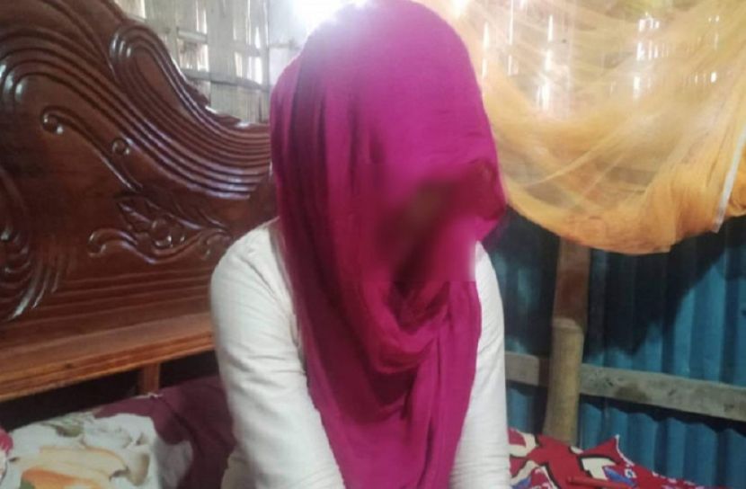 বিয়ের দাবিতে চাচার বাড়িতে ভাতিজির অনশন