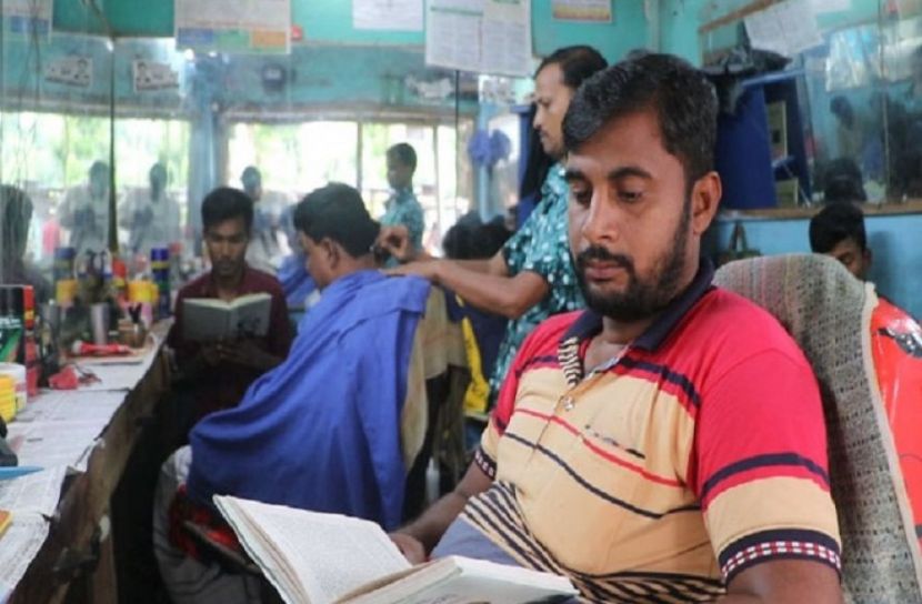 জ্ঞানের আলো ছড়াচ্ছে সেলুন পাঠাগার