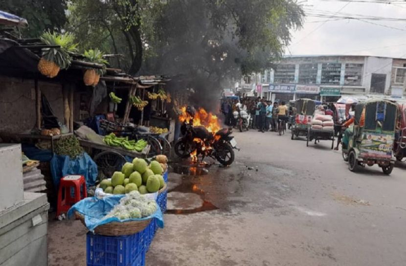 নিজের বাইকে আগুন দিলেন ব্যবসায়ী