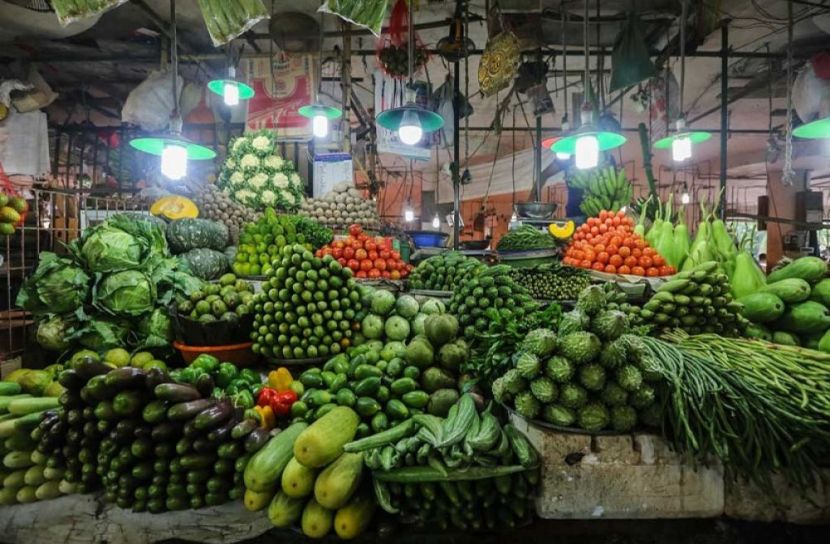সবজির বাজারে তেলের চাপ  