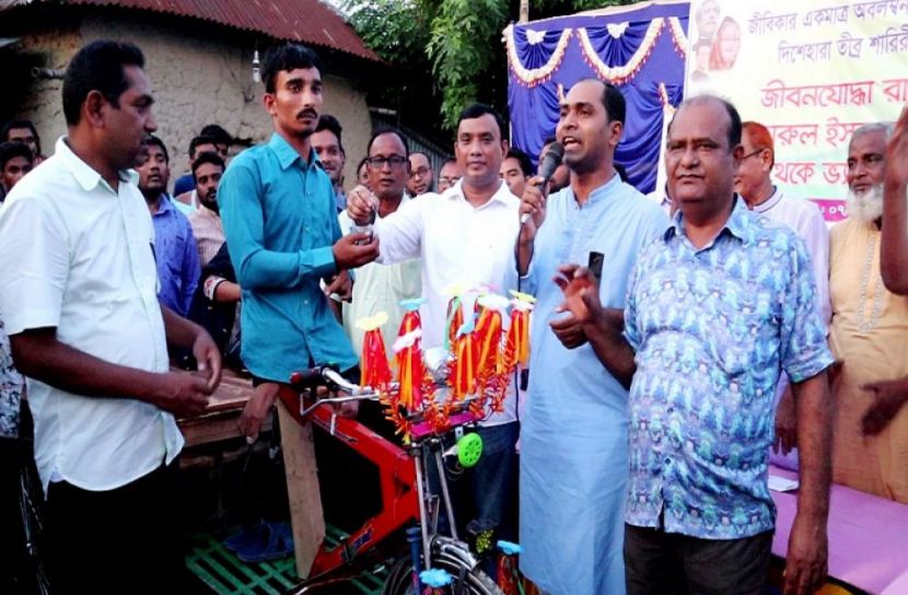 প্রতিবন্ধী রাজীবের মুখে ফুটেছে হাসি