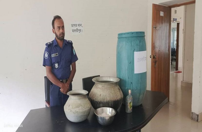 মাদারীপুরে চোলাইমদ ও মদ তৈরির সরঞ্জামাদি উদ্ধার