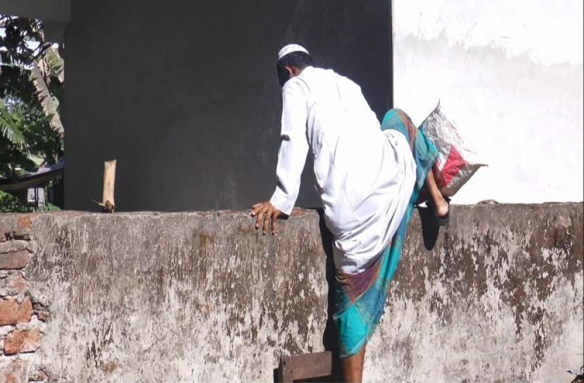 চার দেয়ালে বন্দী ৩টি পরিবার, মানবেতর জীবন যাপন