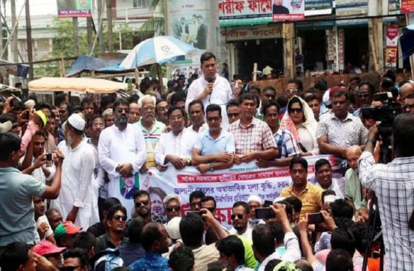 সরকার লুটেপুটে খাওয়ার চেষ্টা করছে