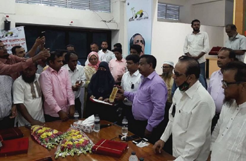 মাদারীপুরে শিক্ষা অফিসারের বিদায় সংবর্ধনা