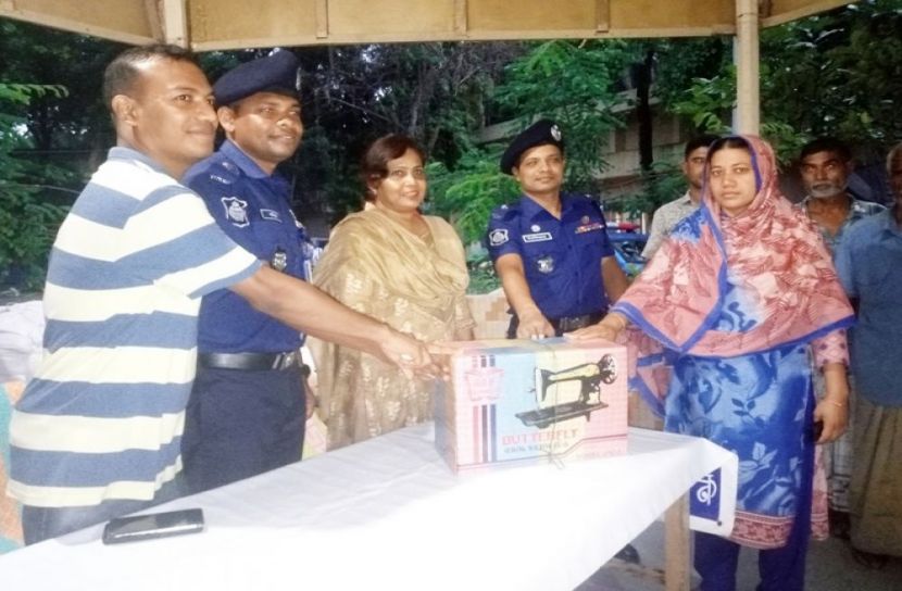 উলিপুরে ত্রান সামগ্রি ও সেলাই মেশিন বিতরণ