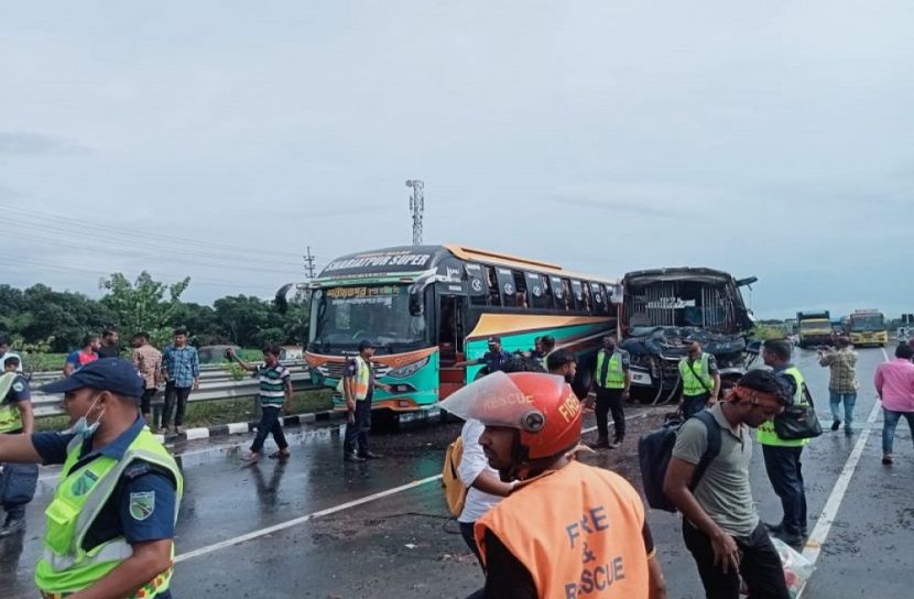 ত্রিমুখী সংঘর্ষে নিহত ২