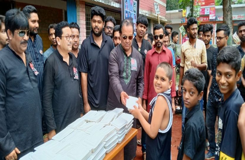 জাতীয় শোক দিবস উপলক্ষে উদয়ন সংঘের উদ্যোগে খাদ্য সামগ্রী বিতরণ