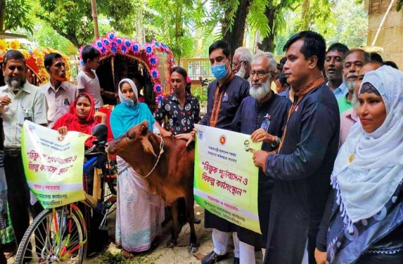 গৌরীপুরে শোক দিবসে পাঁচ ভিক্ষুক পেল অটোরিক্সা ও গাভী