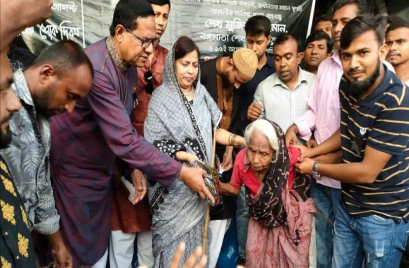 ভালুকায় শোক দিবসে অসহায়ের মাঝে বস্ত্র ও চেক বিতরণ