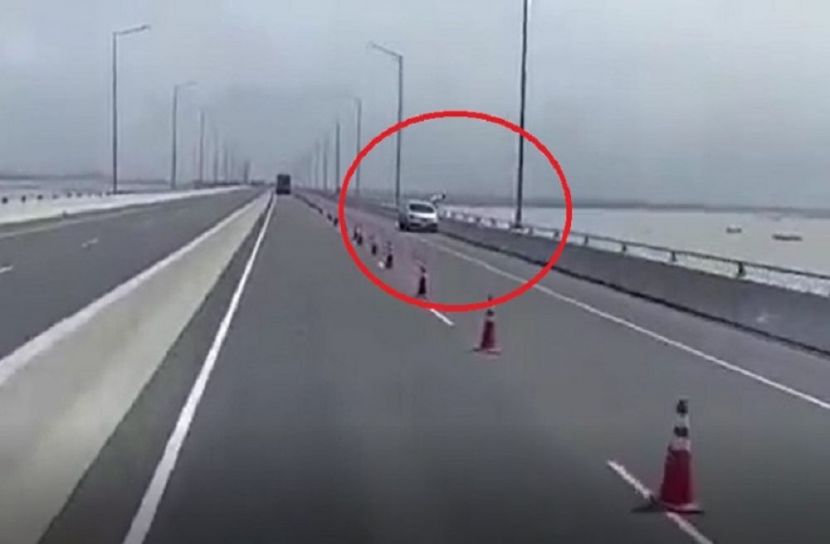 পদ্মা সেতু থেকে লাফিয়ে পড়ে নিখোঁজ