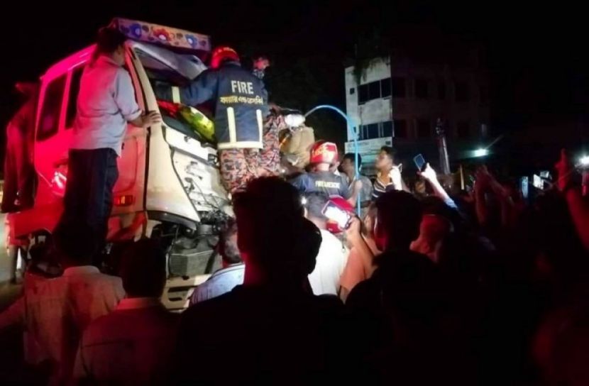 কার্গোতে ট্রাকের ধাক্কা, হেলপার নিহত