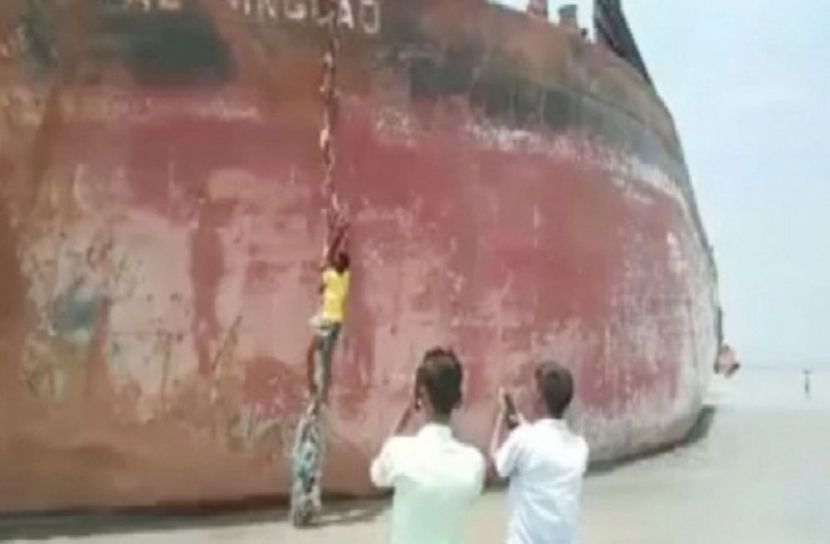 ভেসে এলো বিদেশি জাহাজের বার্জ