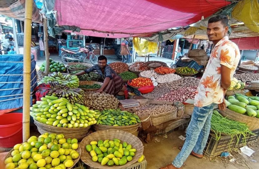 ঈশ্বরগঞ্জে চড়া সবজির বাজার