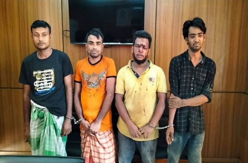 হাতেনাতে ৪ ডাকাত গ্রেফতার