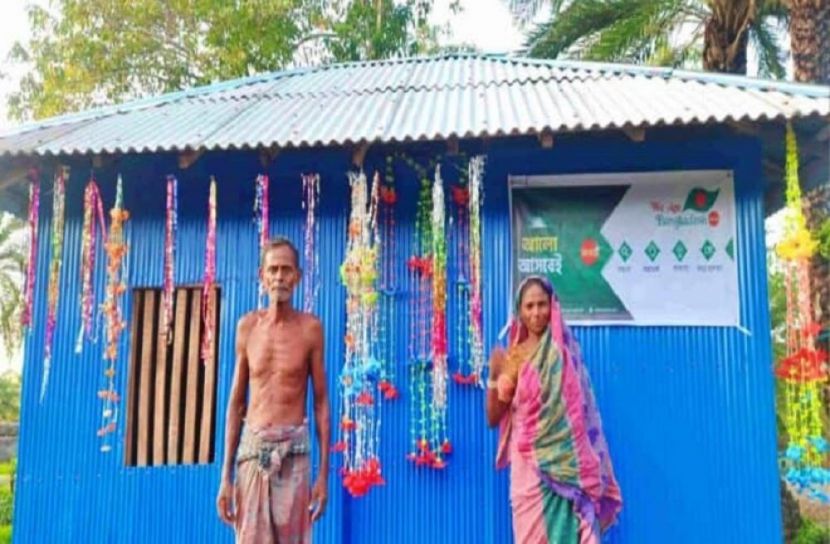 ঝুপড়ির মধ্যে থাকা একটি পরিবারকে ঘর দিল মানবিক সংগঠন ওয়াব 