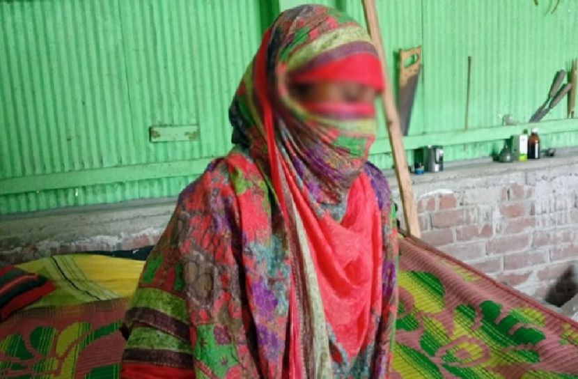 বিয়ের দাবিতে ভাতিজার বাড়িতে চাচির অনশন