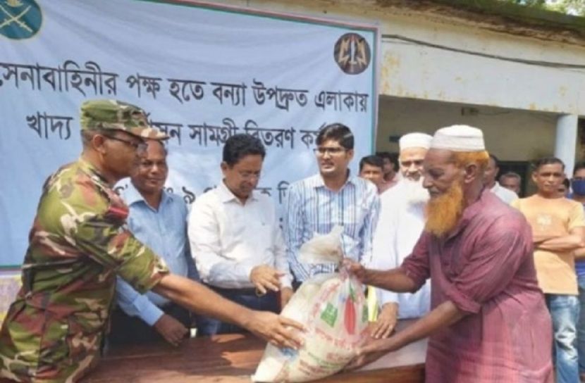 সেনাবাহিনীর খাদ্য সামগ্রী ও ঢেউটিন বিতরণ