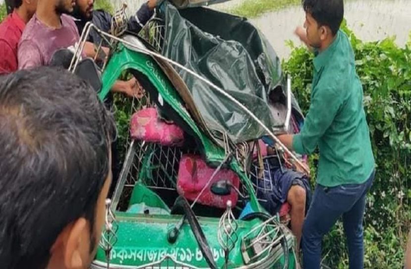 ট্রাকচাপায় অটোরিকশার ৪ যাত্রী নিহত