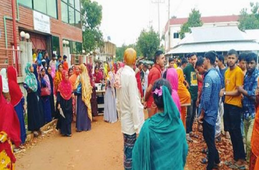 ভালুকায় বেতনের দাবিতে শ্রমিকদের বিক্ষোভ