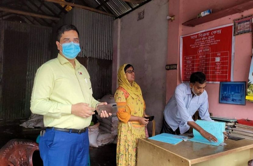 গৌরীপুরে বেশি দামে সার বিক্রি করায় জরিমানা