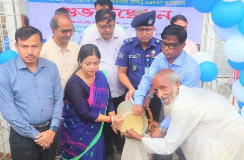 ৩০ টাকা কেজি দরে চাল বিতরণ