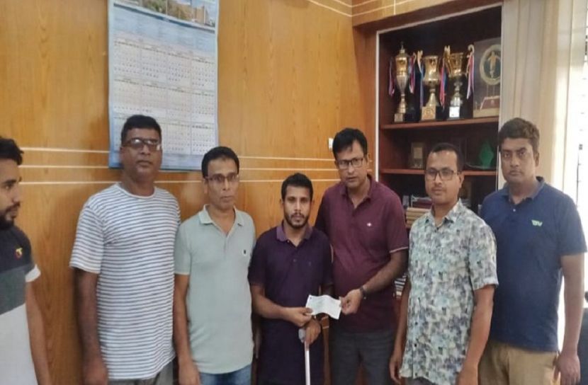 অসুস্থ ছাত্রের সহায়তার হাত বাড়ালেন বঙ্গবন্ধু হল কর্তৃপক্ষ