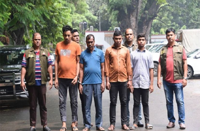 পুলিশ পরিচয়ে ছিনতাই-শ্লীলতাহানি