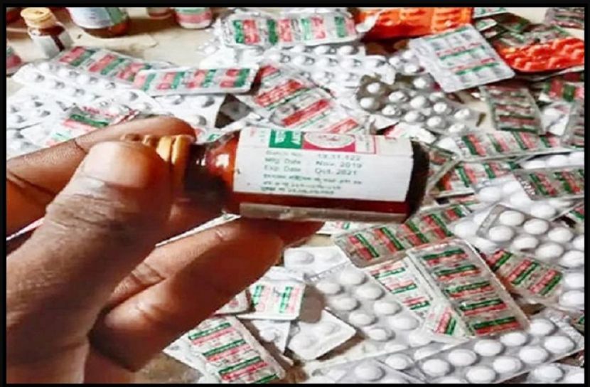 ডোবায় মিলল সরকারি ওষুধ