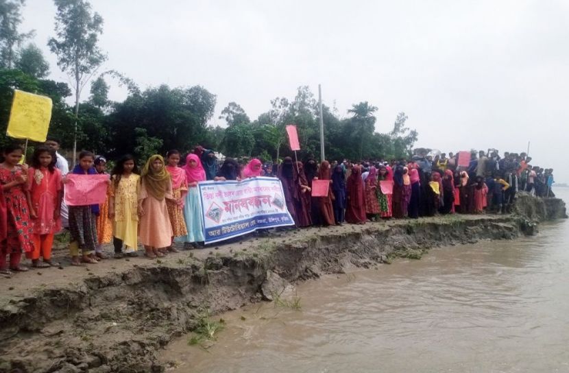 উলিপুরে নদী ভাঙন প্রতিরোধে মানববন্ধন