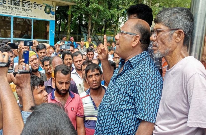 অবৈধ ইজিবাইক আটকে বিক্ষোভ মিছিল