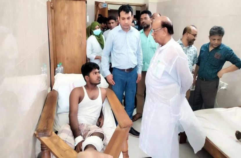 আহত আ’লীগ নেতাকর্মীদের দেখতে হাসপাতালে রমেশ চন্দ্র সেন