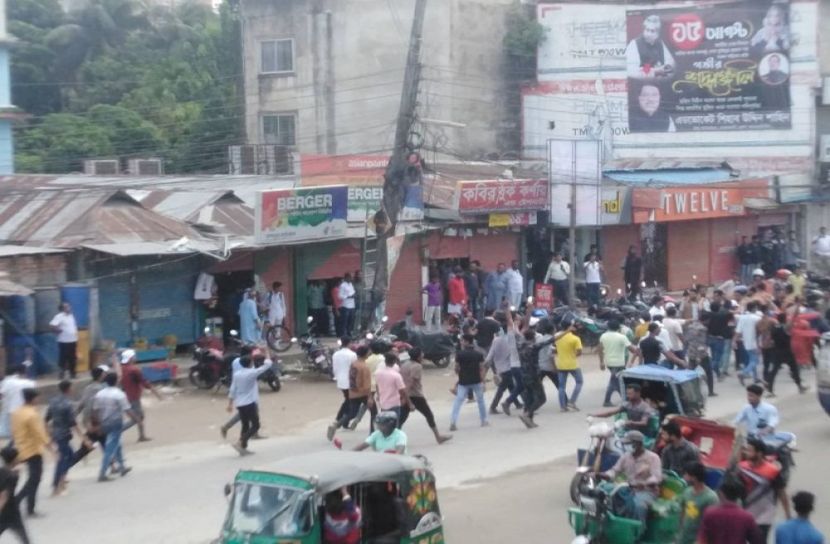 আওয়ামী লীগের বর্ধিত সভায় ধাওয়া-পাল্টা ধাওয়া