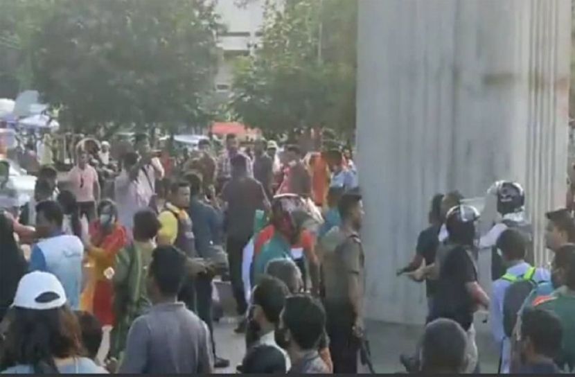 বয়সসীমা বৃদ্ধির দাবিতে অবরোধ, লাঠিচার্জ