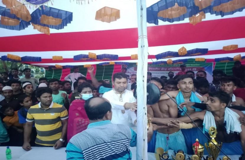 ফুটবল প্রতিযোগিতায় চ্যাম্পিয়ন মধুপুর উচ্চ বিদ্যালয়