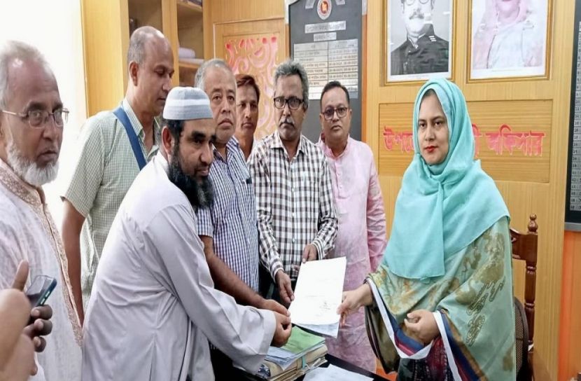 শিক্ষক লাঞ্ছনার বিচার দাবিতে স্মারকলিপি প্রদান