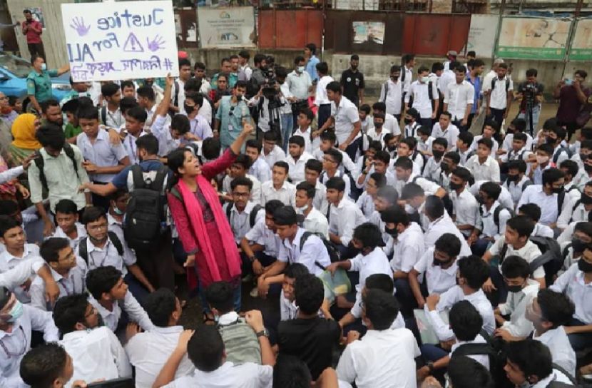 রাজধানীতে শিক্ষার্থীদের সড়ক অবরোধ