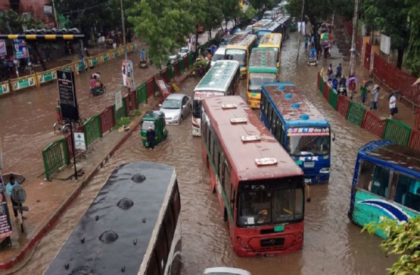 থেমে থেমে বৃষ্টি, দুর্ভোগে নগরবাসী