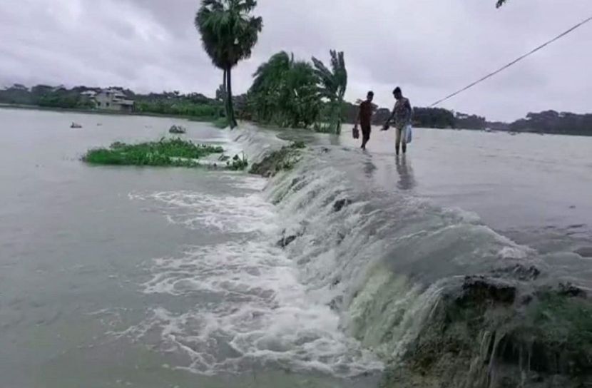 তলিয়ে গেছে উপকূলের নিম্নাঞ্চল