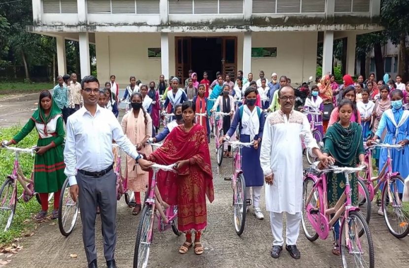 শিক্ষার্থীদের মাঝে বাই সাইকেল ও শিক্ষাবৃত্তি বিতরণ