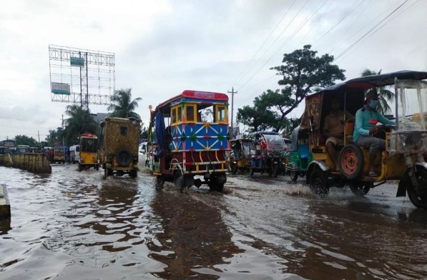 বৃষ্টি এলেই পুলিশ বক্সের সামনে জমে পানি