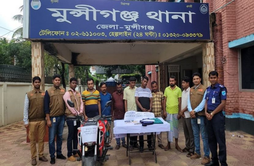 মুন্সীগঞ্জে তিন ডাকাতির ঘটনায় গ্রেফতার ১১