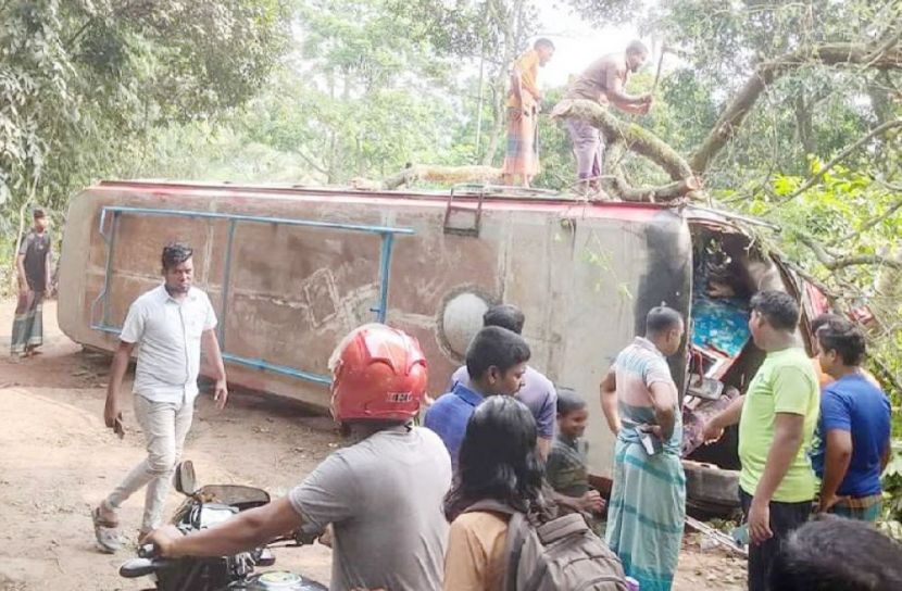 নিয়ন্ত্রণ হারিয়ে গাছে ধাক্কা, নিহত ১
