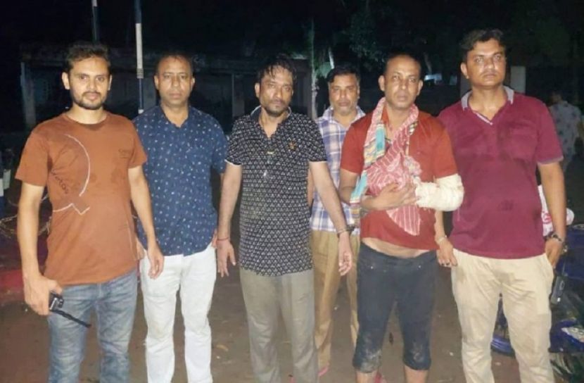 স্বেচ্ছাসেবক লীগ নেতাকে ছুরিকাঘাত, আটক ২