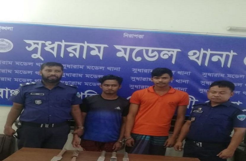 অস্ত্রসহ ২ যুবক গ্রেফতার