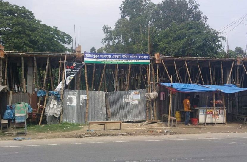 সড়কের জায়গায় নির্মাণ কাজ বন্ধ করতে নির্দেশ