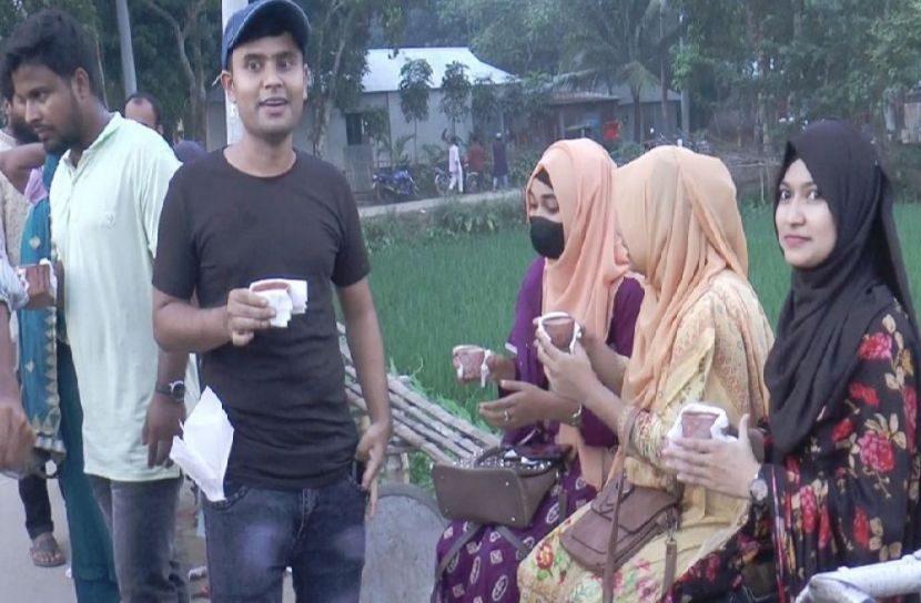 পোড়া চায়ের স্বাদ নিতে মানুষের ভিড়