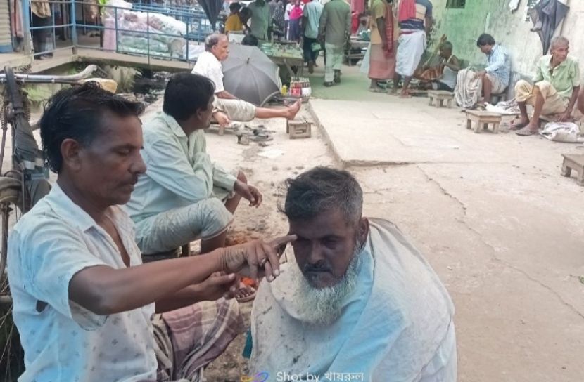 আধুনিকতার ছোঁয়ায় হারিয়ে যাওয়া পথে নরসুন্দর