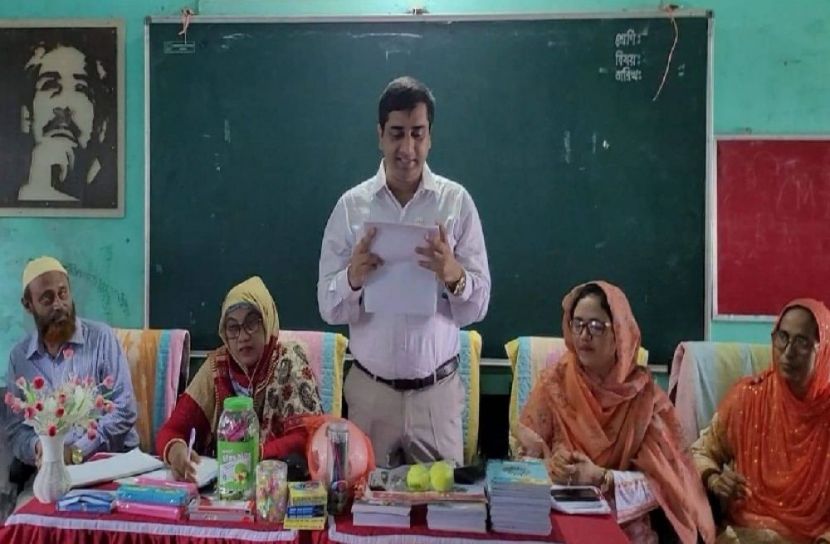 খাতা-পেন্সিলের পসরা নিয়ে বসলেন ইউএনও
