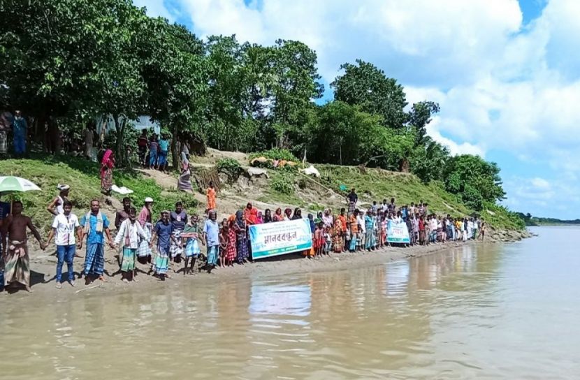 ৭০০ পরিবারকে বাঁচাতে এলাকাবাসীর মানববন্ধন